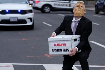 Recula Trump y dice apoyar votación sobre archivos Epstein