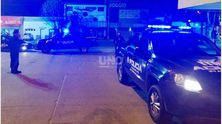 Chocó un patrullero, amenazó a los policías y terminó detenido en calle 25 de Mayo y Juan de Garay