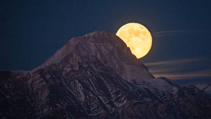 The largest supermoon of 2025 rises tonight: What to know about the November full moon