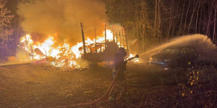 Firefighters respond to early morning mobile home fire in Franklin