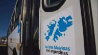 Los colectivos volverán a llevar la frase "Las Islas Malvinas son Argentinas"