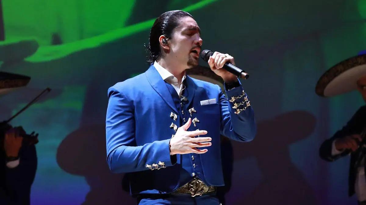 Alex Fernández hace honor a su linaje en gira “Voz de mi sangre”