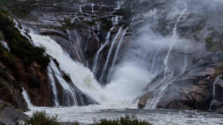 La cascada de O Ézaro, en Dumbría, luce majestuosa