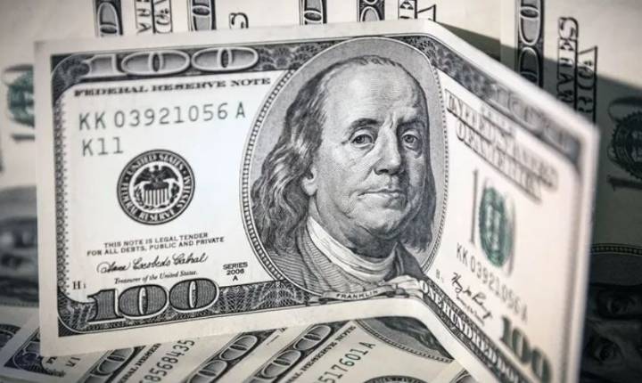 El dólar oficial retrocedió $49 en la semana y cerró sobre los $1.400