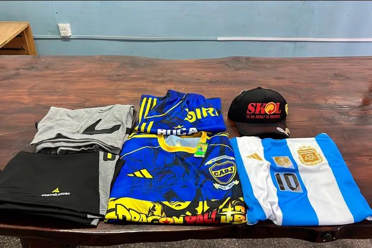 A punta de cuchillo robó una despensa en Paraná y se compró ropa: quedó detenido