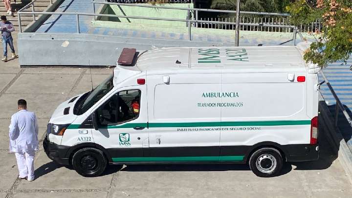 Choca ambulancia del IMSS al salir de la Clínica 2 en Saltillo; hubo caos vial en V. Carranza