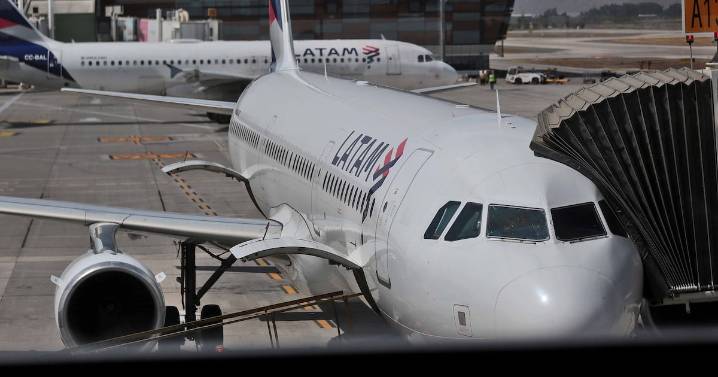 Incertidumbre por huelga de pilotos de Latam salpica a usuarios y obliga a cancelar vuelos