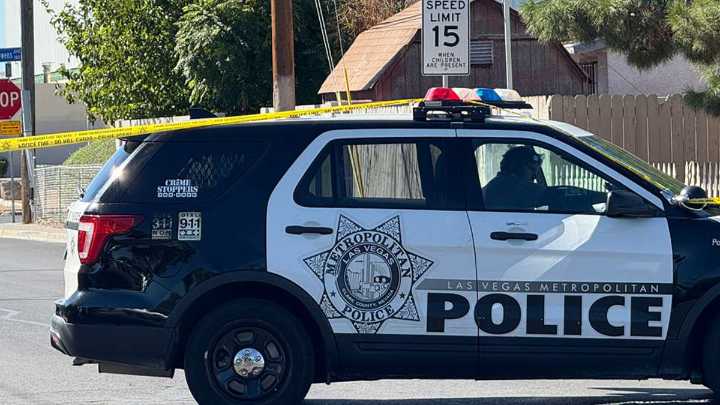 Lo atropelló un auto que se subió a la acera tras triple choque en S Valley View y Sirius Avenue