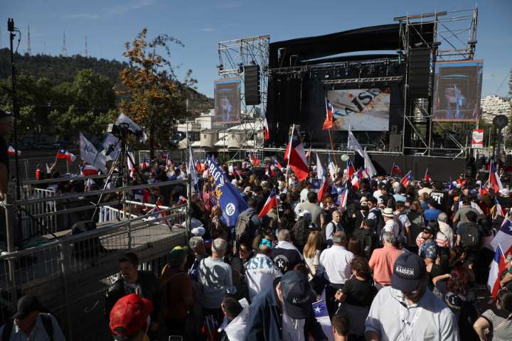 Kaiser eligió tercera estrofa del himno nacional para abrir su acto final de campaña