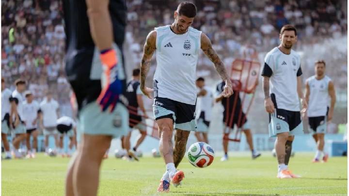 Argentina, con Messi desde el arranque, juega ante Angola