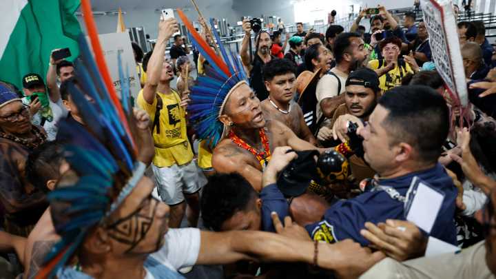 Manifestantes indígenas armados irrumpen en la COP30 y se enfrentan con miembros de seguridad de la ONU
