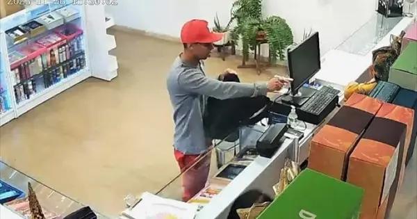 Captan asalto en perfumería de plaza comercial en Salvador Nava