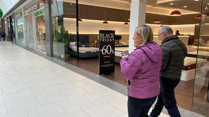 Cáceres aprovecha los últimos coletazos del Black Friday con descuentos de hasta el 60%: "Me he comprado el FIFA por 40 euros"