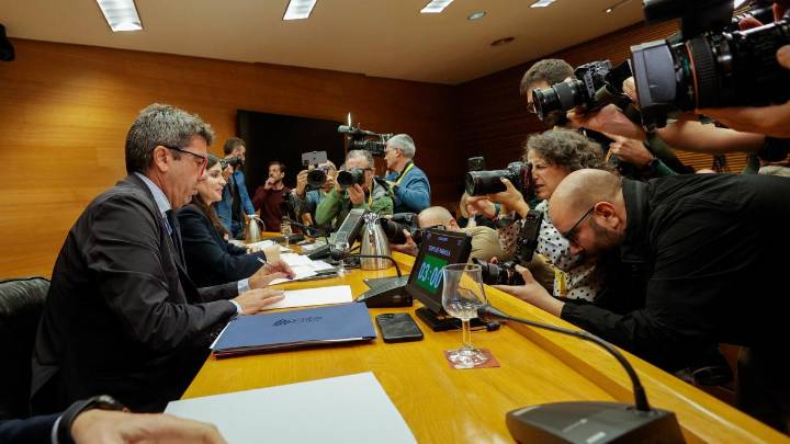 Mazón se enroca: “La gestión no dependía de si llamaba desde un restaurante o desde el Palau”