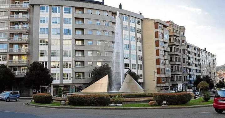 Un motorista herido en una colisión en la rotonda de la Policía Nacional, en Ourense