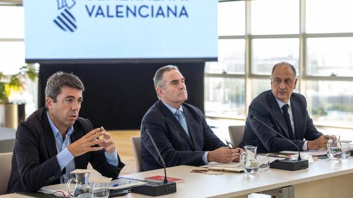 Con retraso, rostro serio y gran expectación: así ha llegado Mazón al primer pleno del Gobierno valenciano tras su dimisión