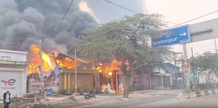 Fire breaks out at banquet hall in Delhi’s Ibrahimpur village