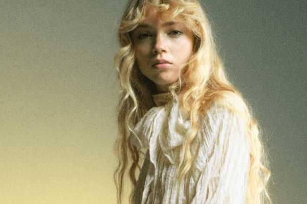 El flequillo cortina rizado de esta modelo de Mango es el sueño (romántico) hecho realidad