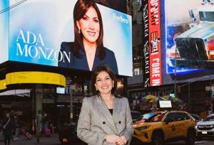 Ada Monzón es reconocida en Times Square