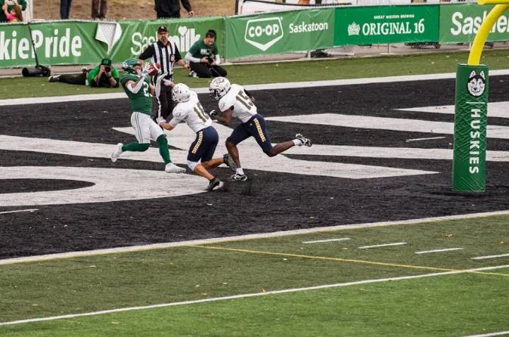 U of S Huskies beat UBC Thunderbirds 26-7 to advance to Hardy Cup