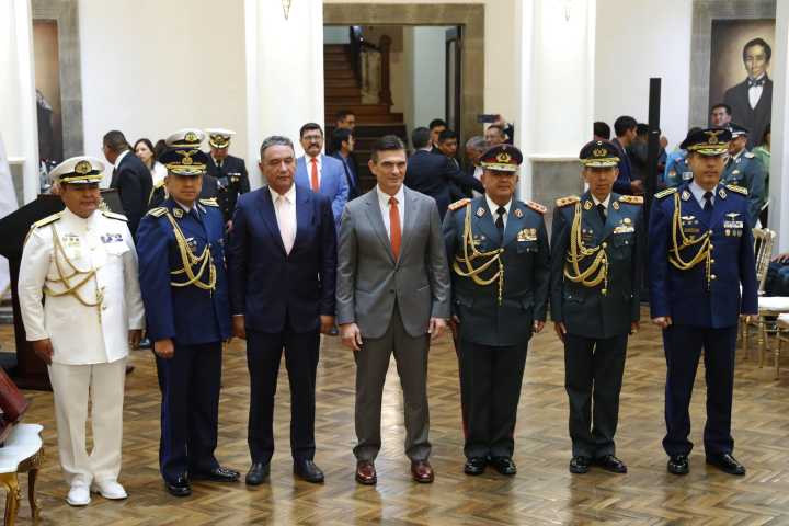 Rodrigo Paz cambió alto mando militar de Bolivia