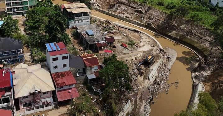 Australia shuts Philippines embassy as 'super typhoon' claims lives