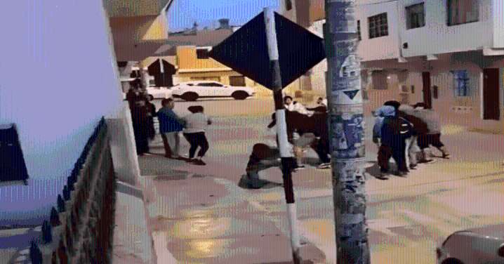 SMP: Presuntos pandilleros se enfrentan frente a centro educativo y dejan a un joven herido