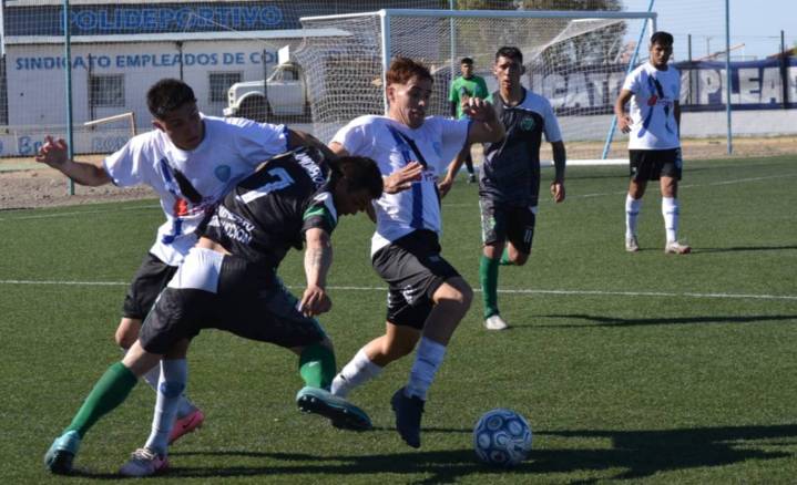 El CEC goleó a Camioneros y subió a la cima en su zona del Torneo Regional