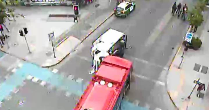Camión termina volcado tras chocar con bus RED en el centro de Santiago: tránsito es suspendido en plena hora punta