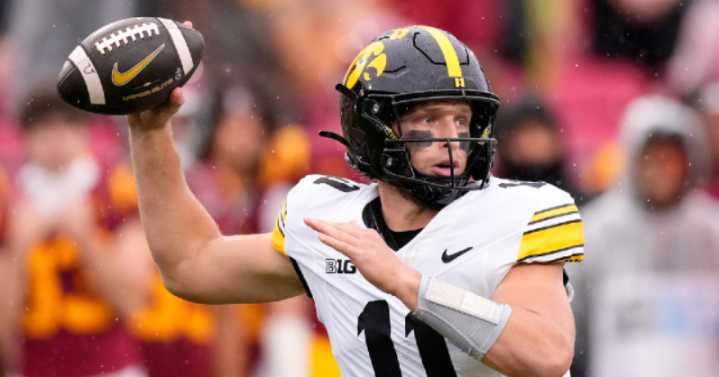 No. 17 Southern California scores final 19 points, keeps CFP hopes alive with 26