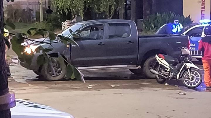 Accidente entre una camioneta y una motocicleta