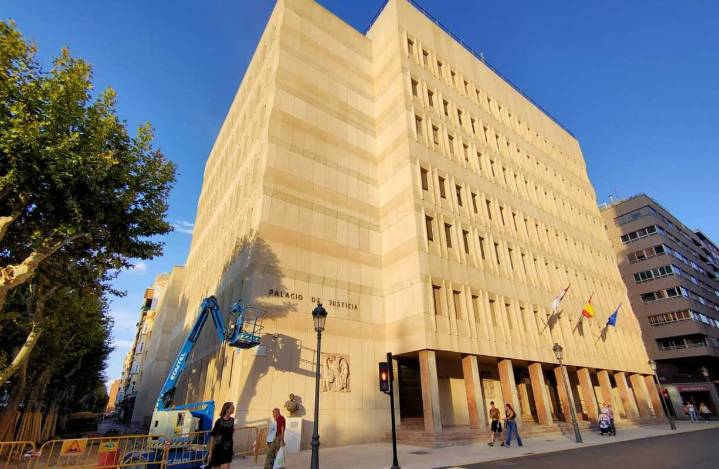 Piden prisión permanente para la acusada de matar a su recién nacido en Albacete tirándolo a la basura