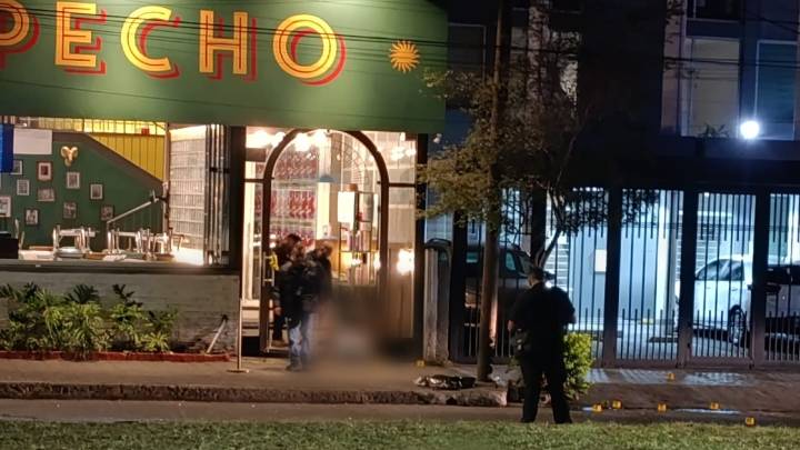 Sujetos asesinan a un hombre a balazos en la entrada de un bar en Guadalajara; dos cadeneros quedaron lesionados