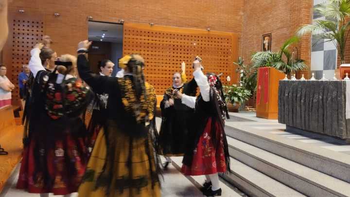 La Antigua de Mérida rinde homenaje a sus 'bibliotecas andantes': los vecinos de más de 85 años