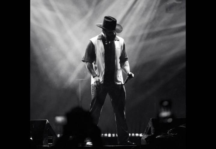 Carín León y Carlos Santana unen su arte en “Velas”