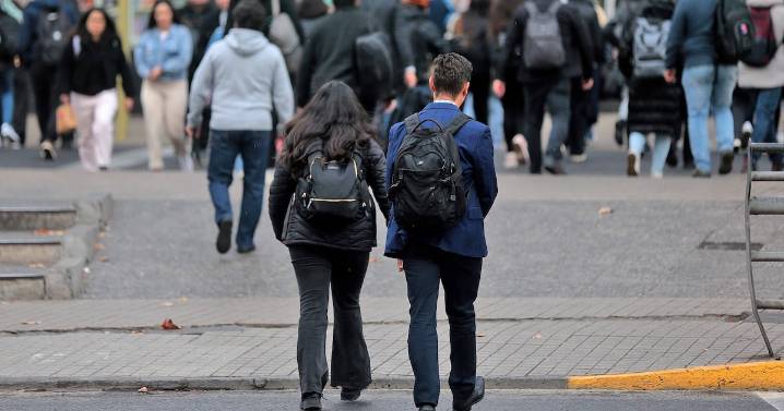 Creación de empleo en Chile registra su mejor cifra en casi un año y desempleo anota una leve caída en doce meses