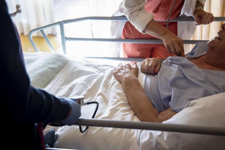 México debe priorizar cuidados paliativos antes que legalizar la eutanasia, según expertas