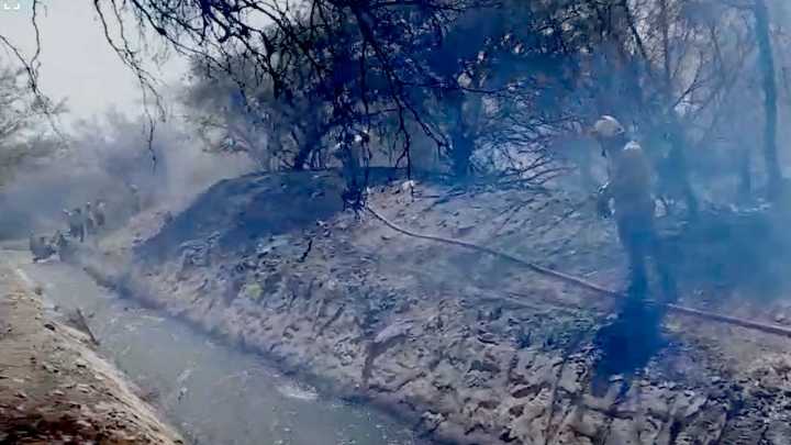 Bomberos voluntarios y brigadistas sofocaron un feroz incendio en Fray Mamerto Esquiú