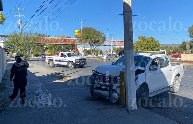 Le invaden carril y por esquivar el choque se estampa contra poste en Paseo de la Reforma