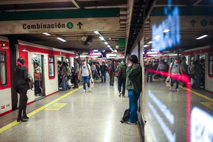 Metro de Santiago cierra estaciones en Línea 1 por presencia de "persona en la vía"