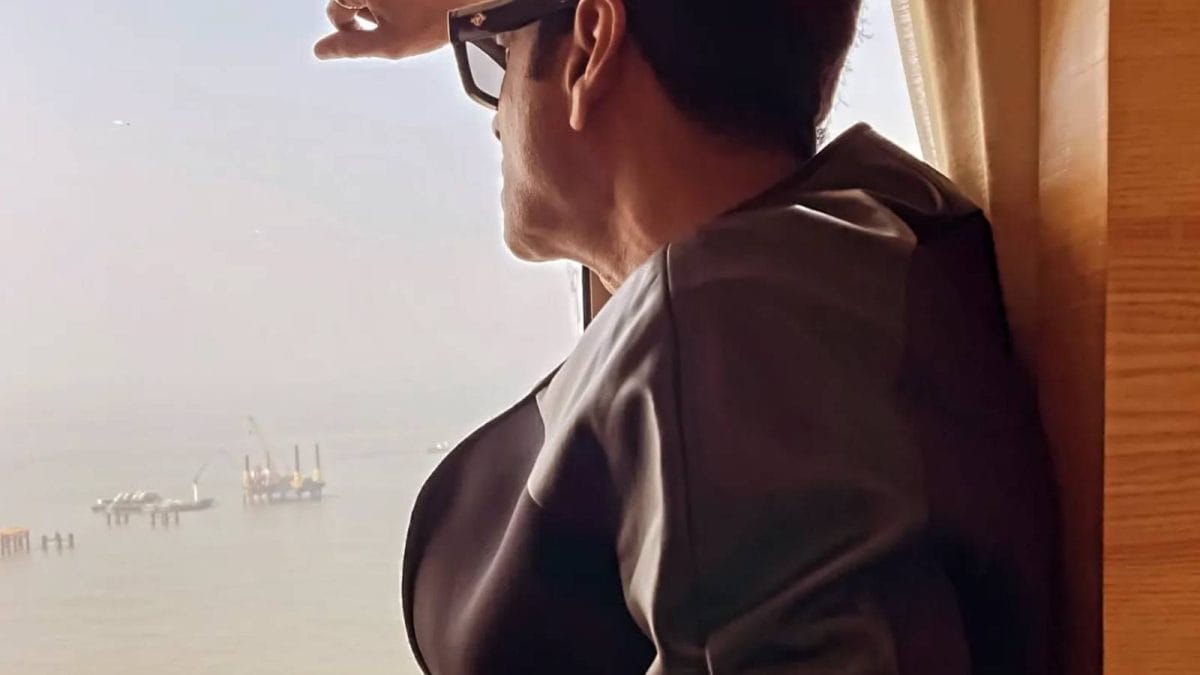 Guess Which Actor Fell For A Woman With Oily Hair At A Bollywood Party