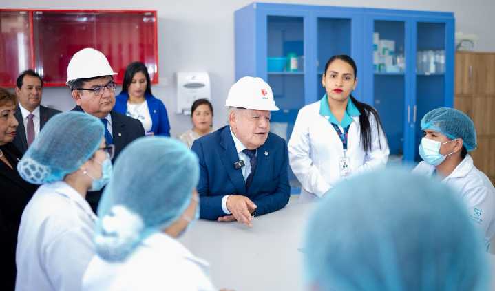 Dr. César Acuña inaugura laboratorio de neurodidáctica y anuncia nuevo edificio para Chimbote