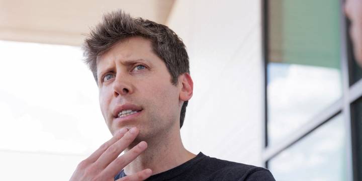 Sam Altman revela que el primer dispositivo de OpenAI es igual de revolucionario al iPhone pero da mayor “paz”
