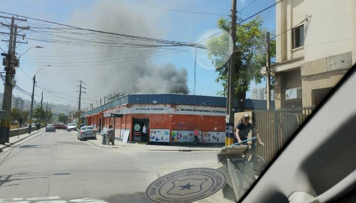 Incendio estructural declarado consume al menos dos locales comerciales en Viña del Mar