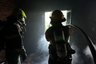 Bomberos asistieron a un hombre que convulsionó en un techo y sofocaron un incendio en Barrio Pirola