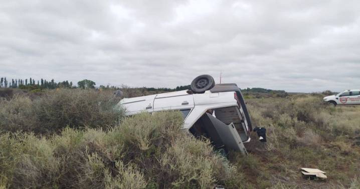 Susto en la Ruta 22: un auto volcó camino a Lamarque y tuvieron que asistir a siete personas, entre ellas un bebé