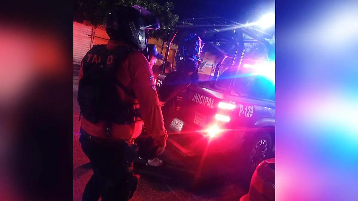 Policías rescatan a presuntos ladrones de ser linchados en Tehuacán