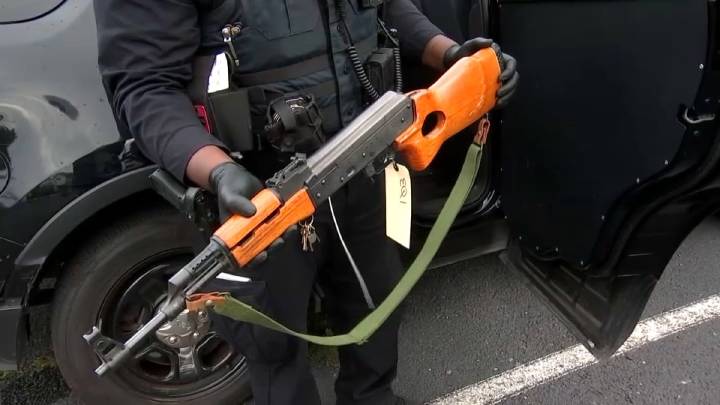 Recuperan armas en evento de compra de la policía de Oakland
