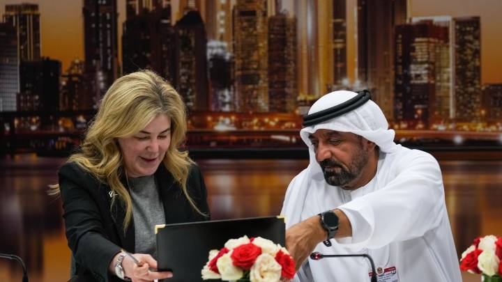 Emirates announces an order of 65 Boeing 777-9s with list price of $38 billion at Dubai Air Show