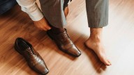 Qué significa ponerse el zapato derecho antes que el izquierdo según la psicología del comportamiento